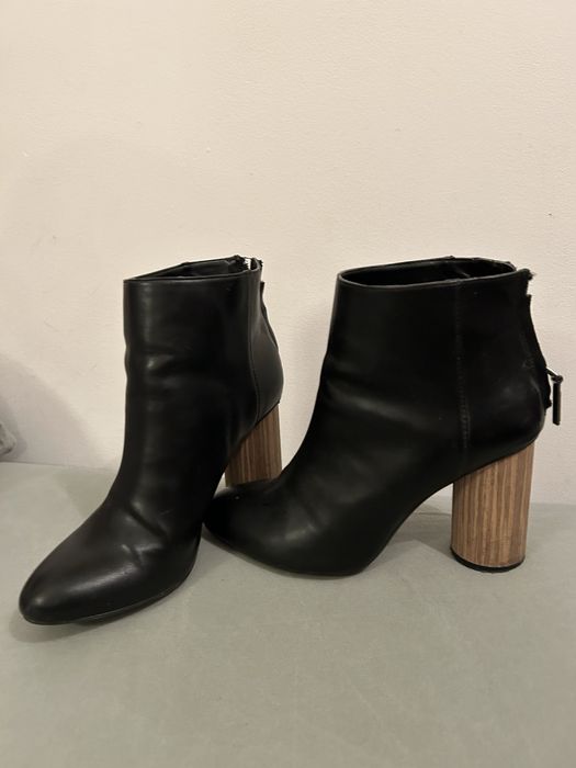 Czarne botki na obcasie Bershka 38 na słupku drewnianym