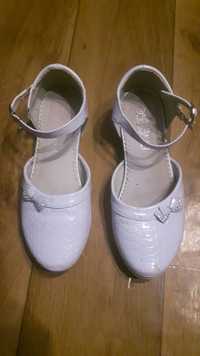 Białe buciki lakierki dla dziewczynki rozm .33