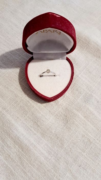 Pierścionek zaręczynowy białe złoto z brylantem apart