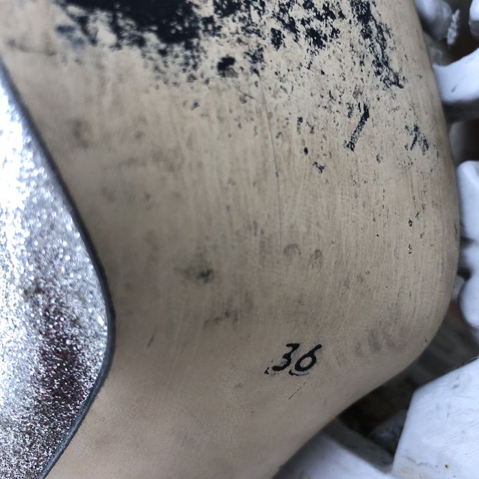 Sapatos prateados tamanho 36