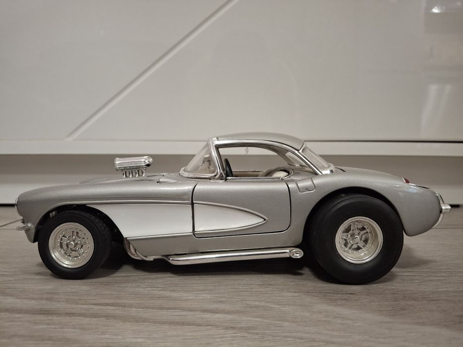 Samochód Kolekcjonerski Chevrolet Corvette Gasser Road Signature 1:18