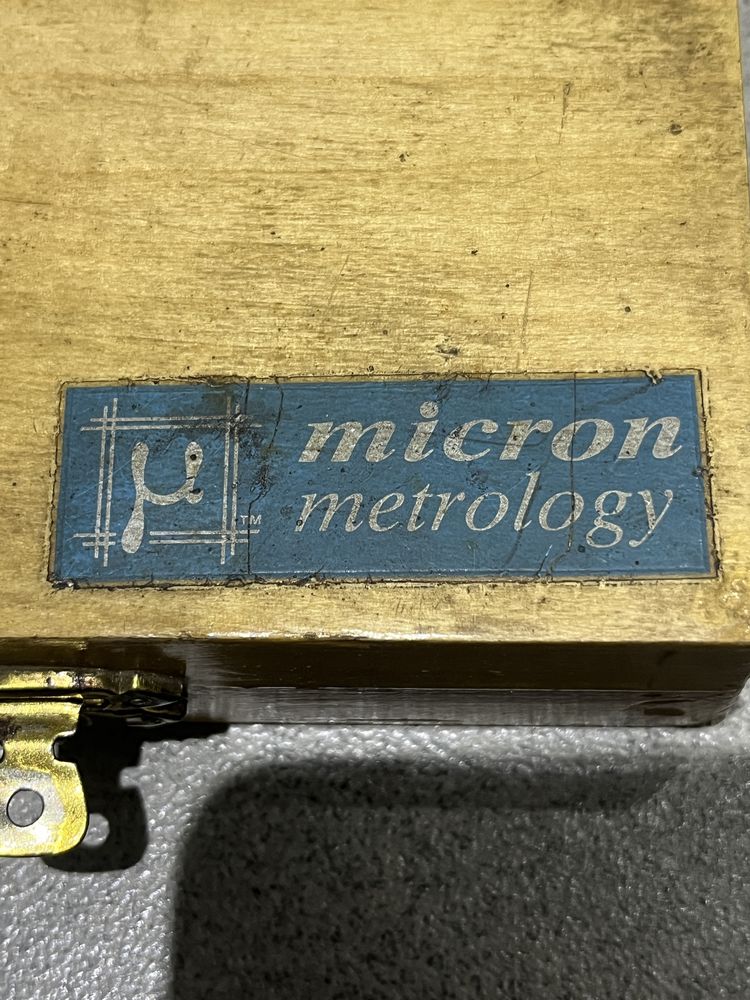 Czujnik zegarowy Micron Metrology 0,01 mm | W drewnianym pudełku
