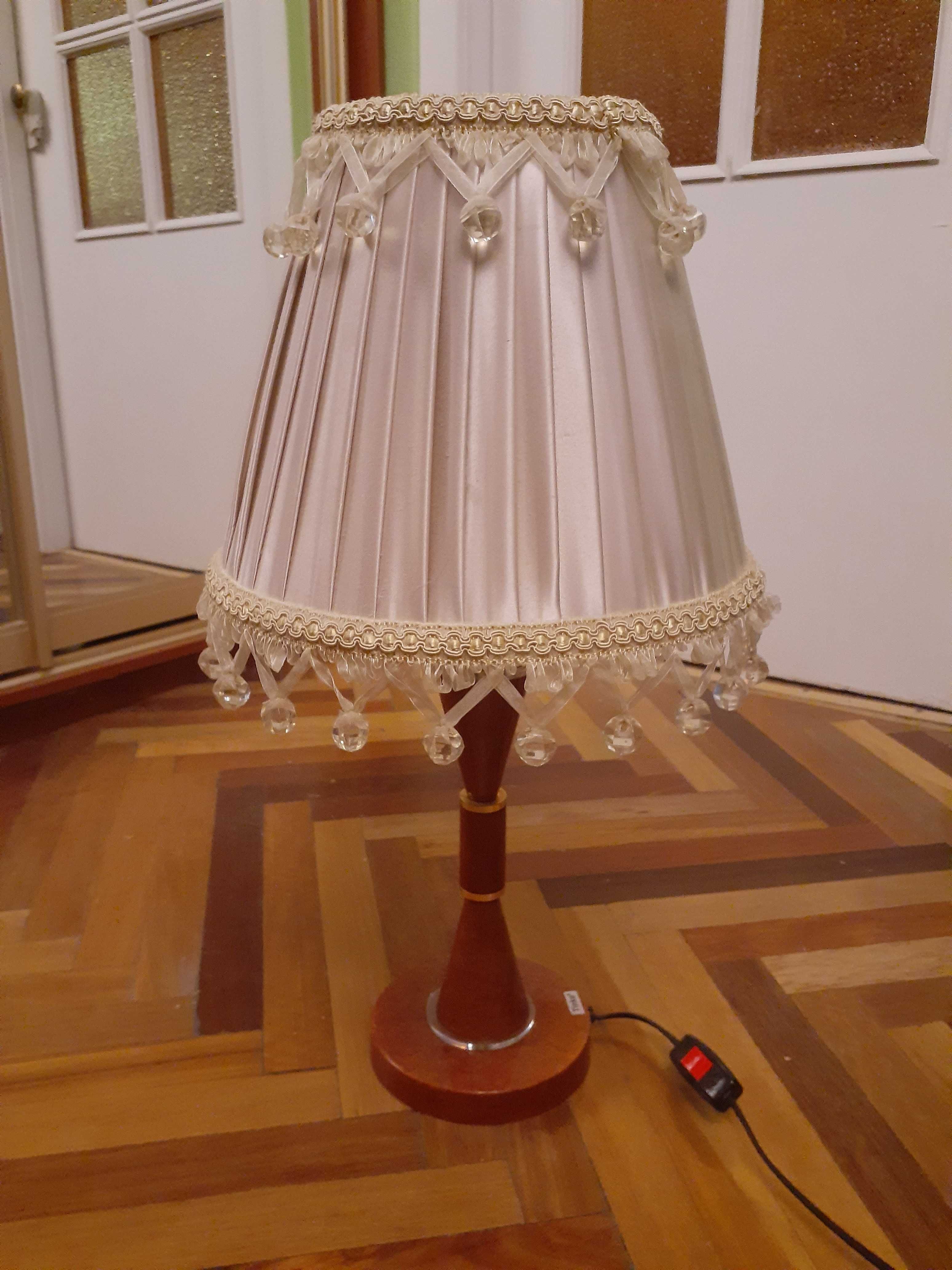Лампа настільна з абажуром