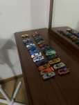 30 hot wheels de varias marcas