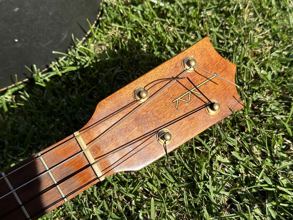 Kamaka Ukulele Barítono HF-4