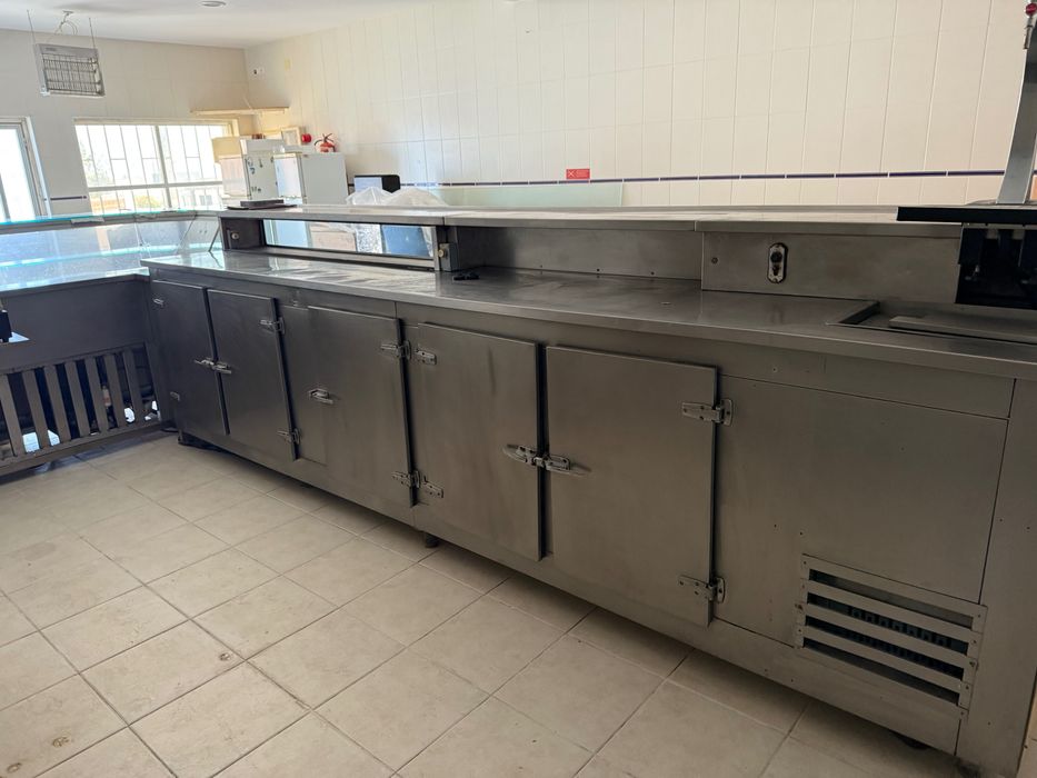 Varias Bancadas inox e balcão de inox com motores de frio