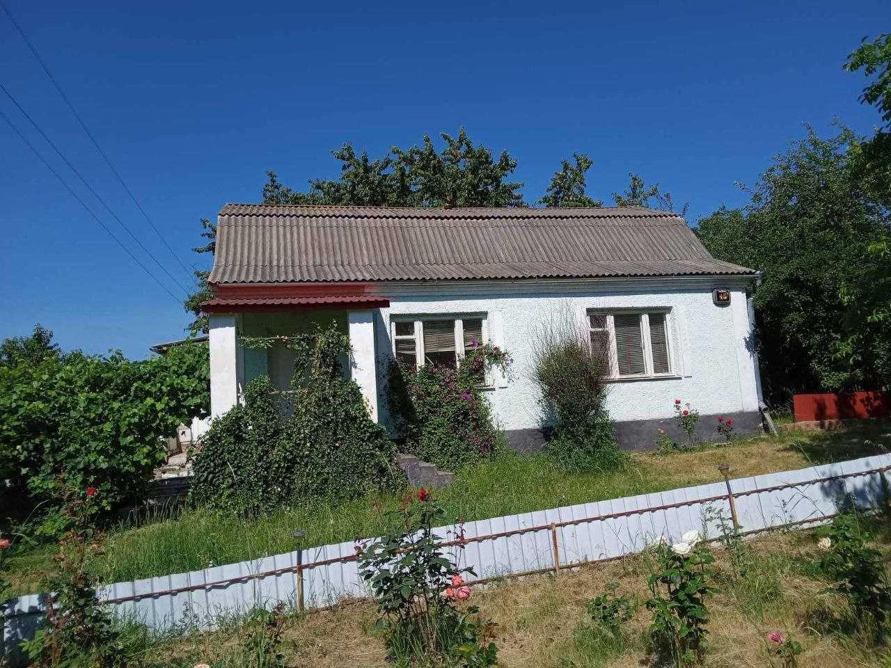 Продається затиший будинок в центрі селища
