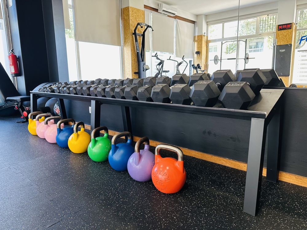 Suportes de halteres, bumpers e kettlebells