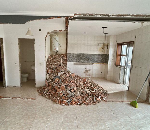 Demolição e recolha entulho