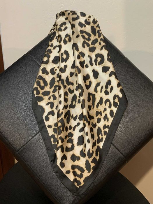 Lenço quadrado com estampa leopardo – versátil e elegante