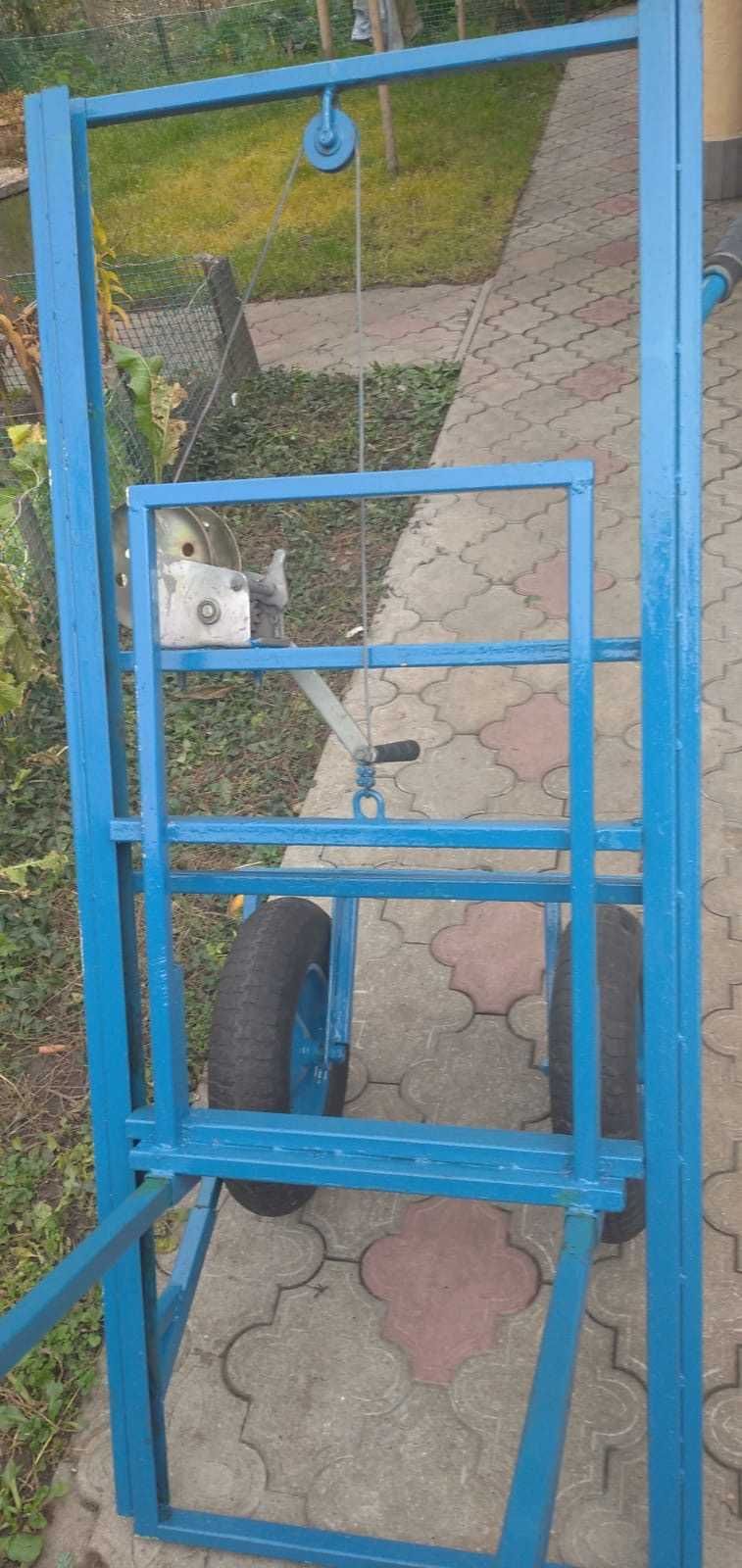 Wózek do przenoszenia uli pszczelich.
