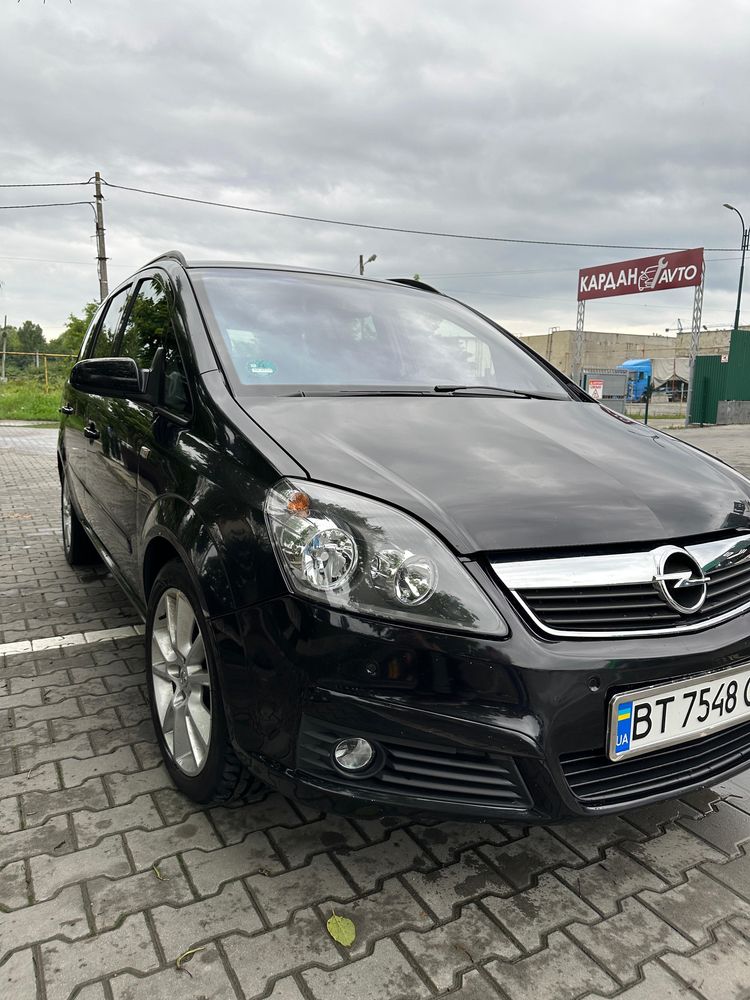 Чорний Opel Zafira 2006