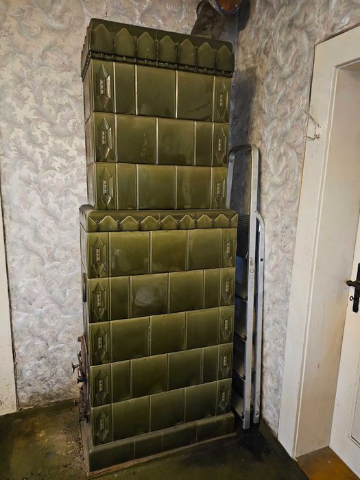 Stary piec kaflowy wolnostojący