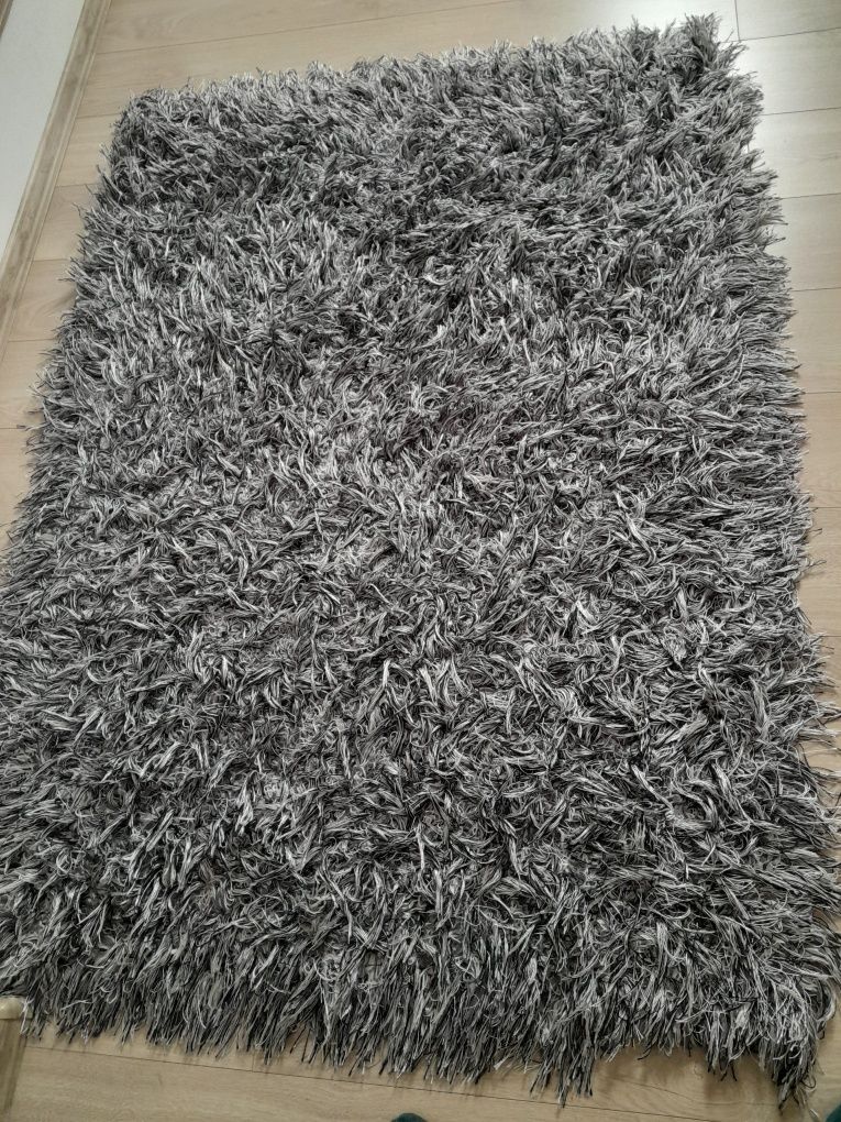 Śliczny szary dywan