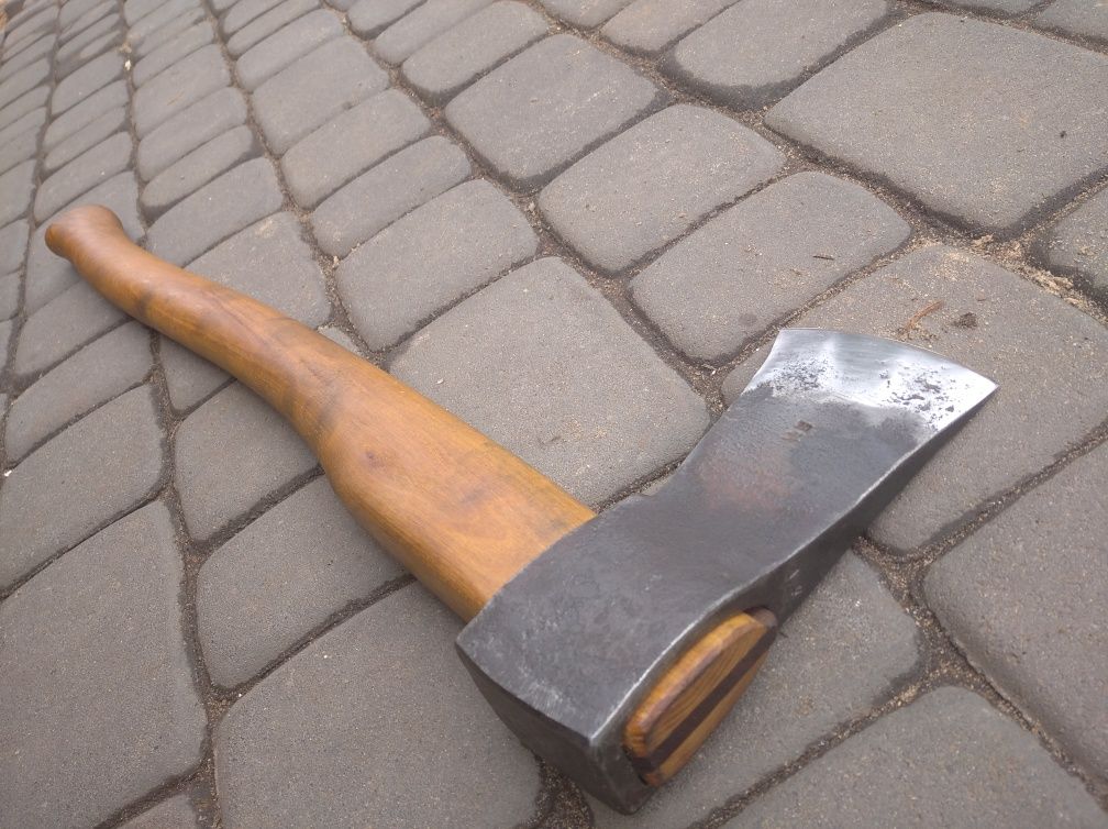 Stara niemiecka sygnowana kuta siekiera - trzonek akacja