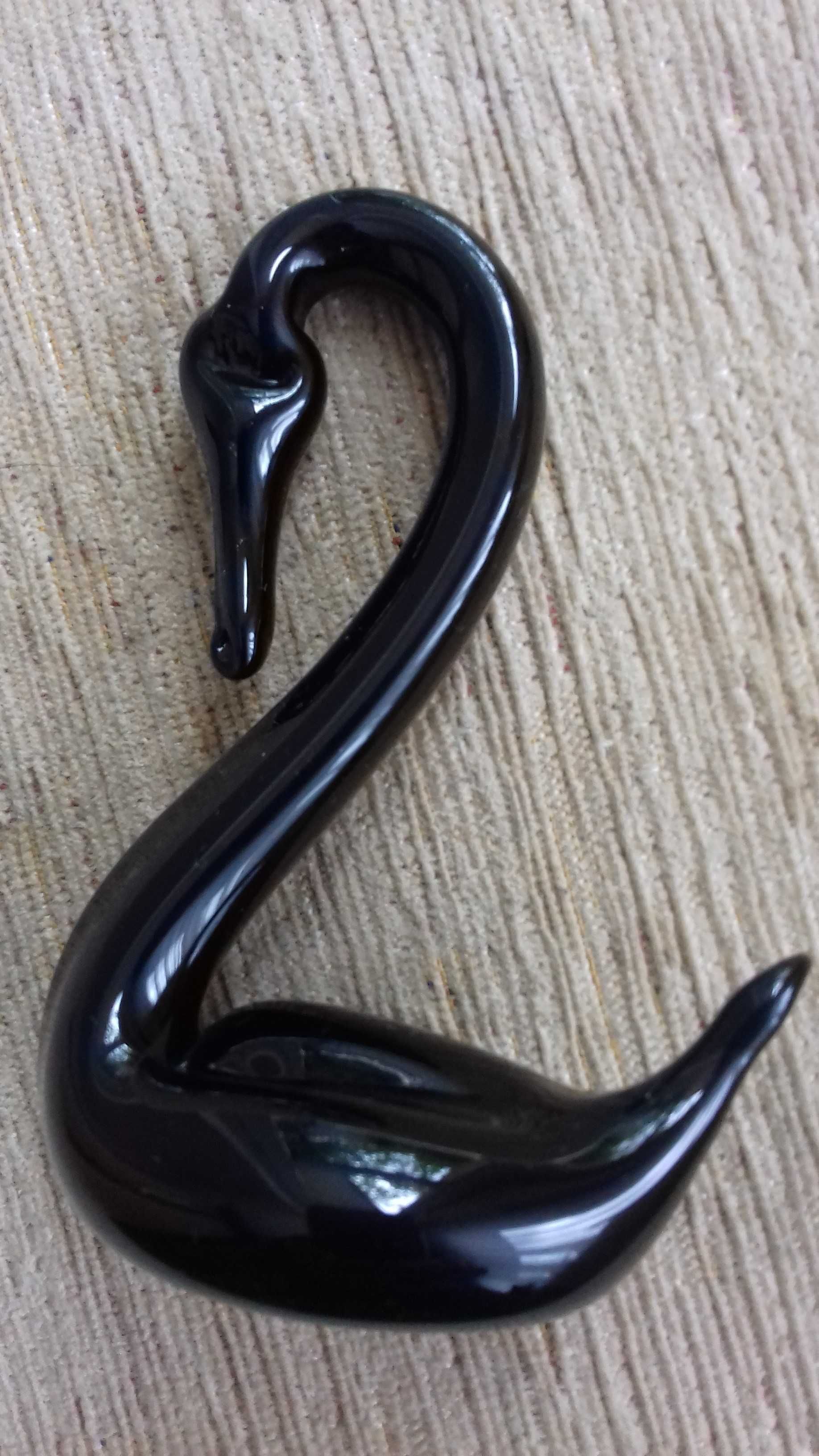 Figurka łabędź szklana ręcznie robiona czarna czarny łabędź