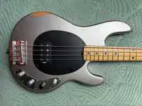 Stingray Custom . Nitro . Relic . Gitara basowa