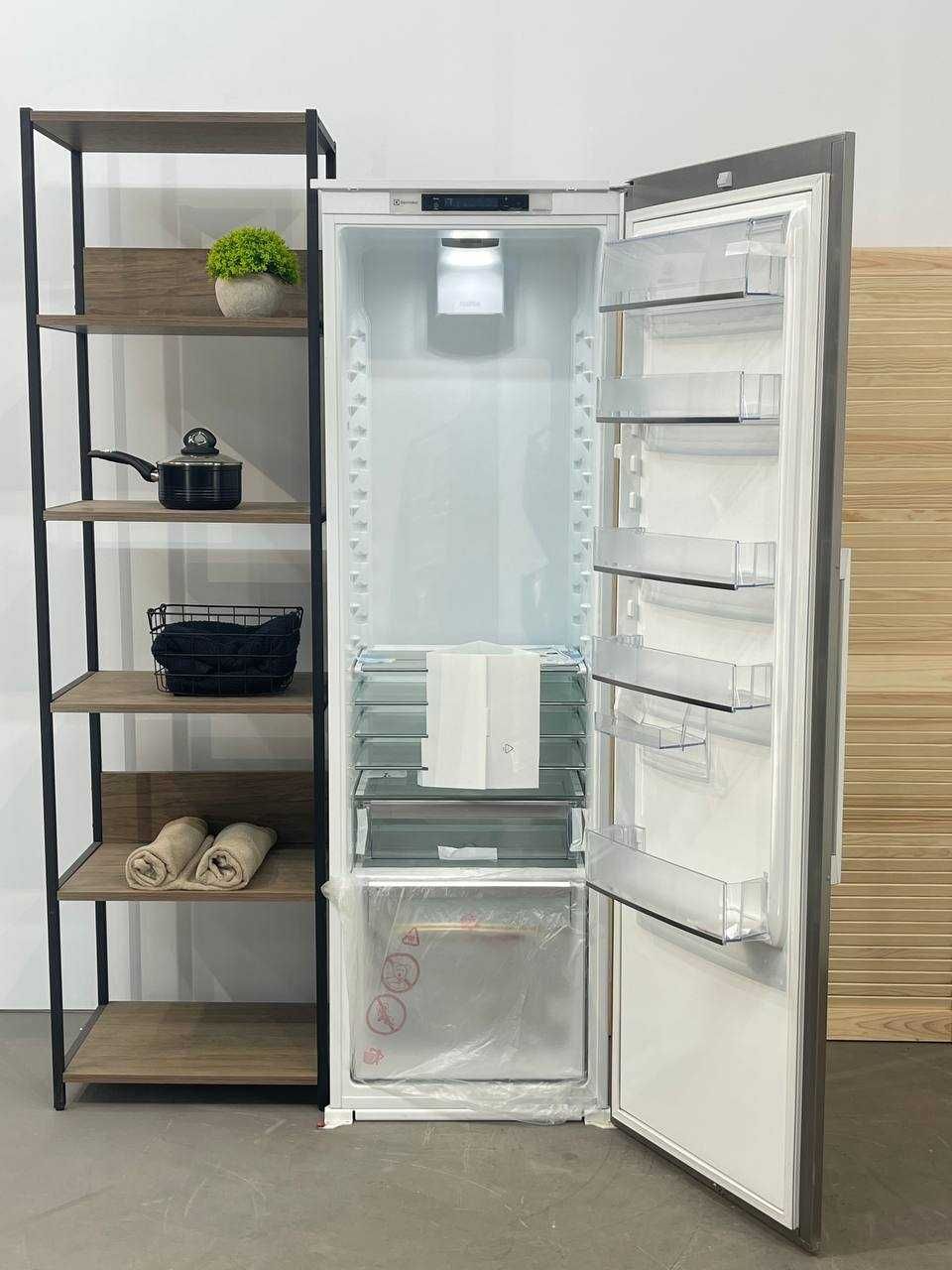 Новий вбудований холодильник Electrolux ERX3214AOX