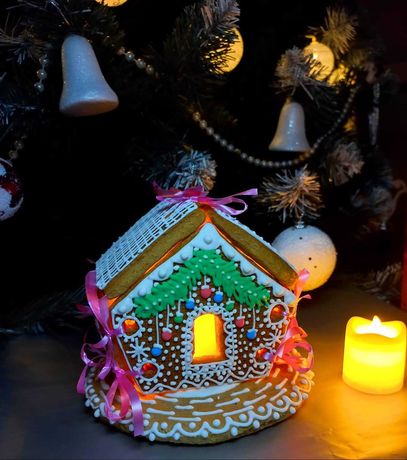 Пряничный домик,  рождественский венок с пряников.