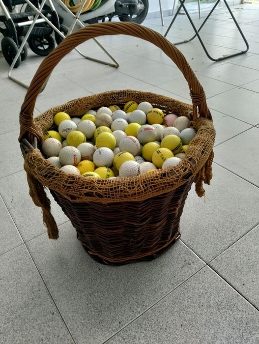 Cesto com bolas de golf