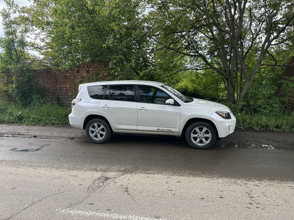 Toyota rav4 ev електрична……..
