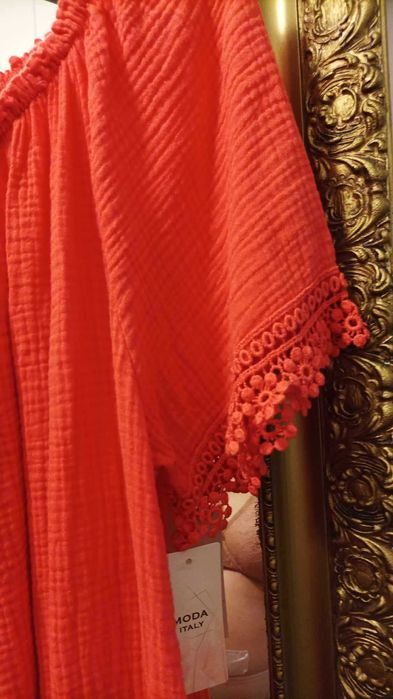 Sukienka damska muślinowa w kolorze koralowym.