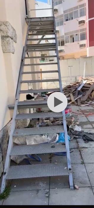 Escada em aço a medir 5,20 m com 17 degraus e corrimao.