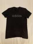 T-shirt Adidas.               .                   .