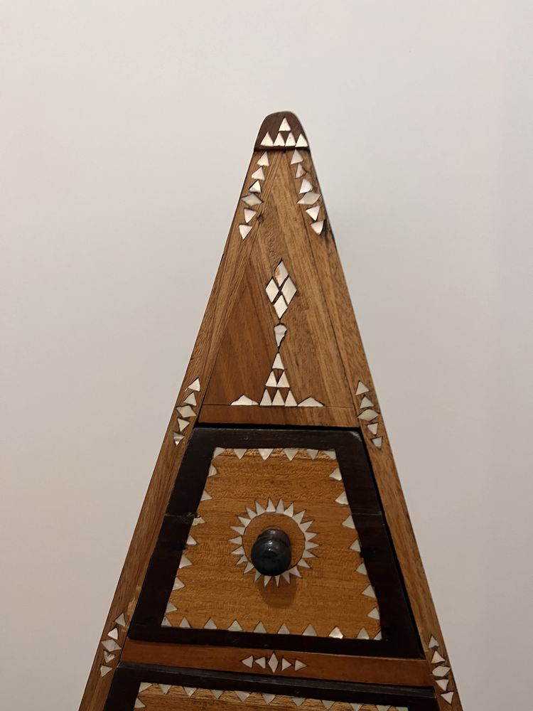 Comoda piramide marchetada madreperola