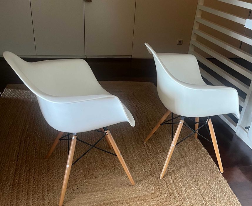 Cadeiras brancas