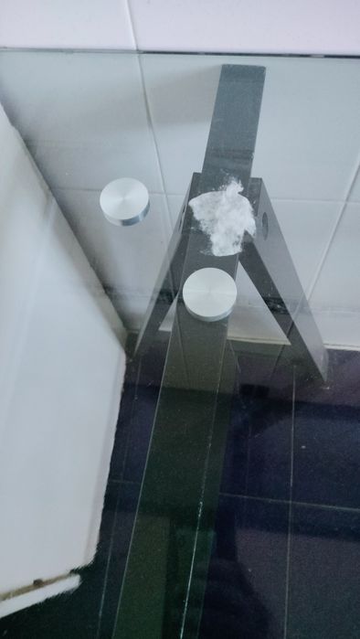 Mesa de vidro com cavalete