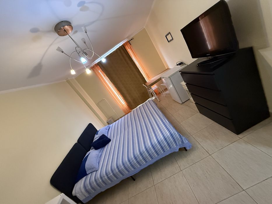 Quarto p casal mobiliado em Queluz ao pé est. comboio entrada 10/12