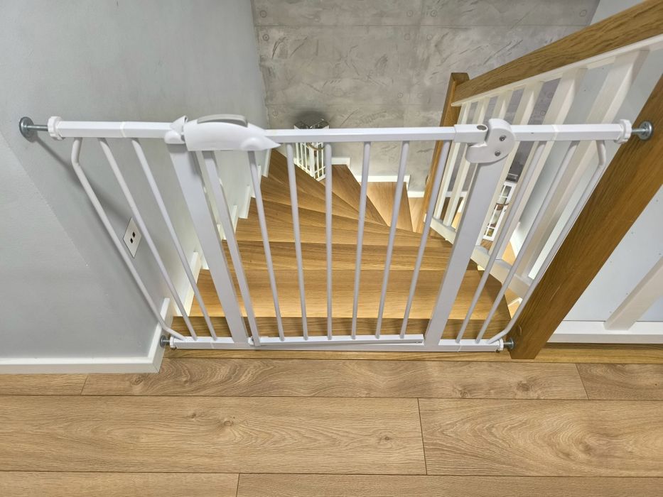 Barierka, bramka zabezpieczajaca na schody