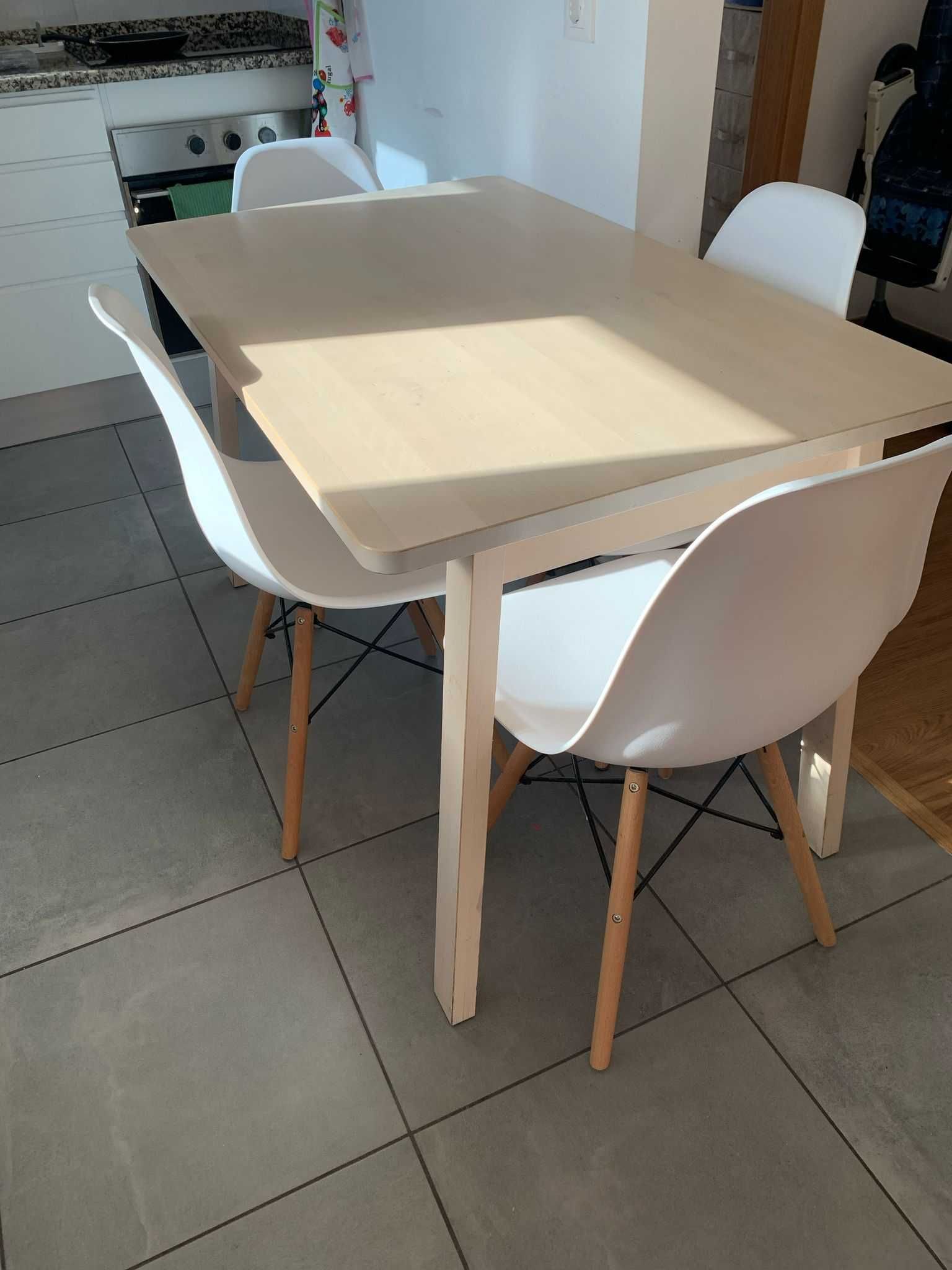 mesa de jantar com cadeiras