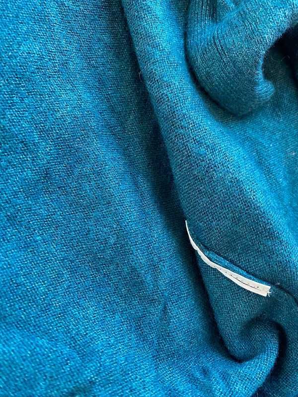 Długi niebieski sweter z kieszeniami kardigan na guziki M/L 38/40