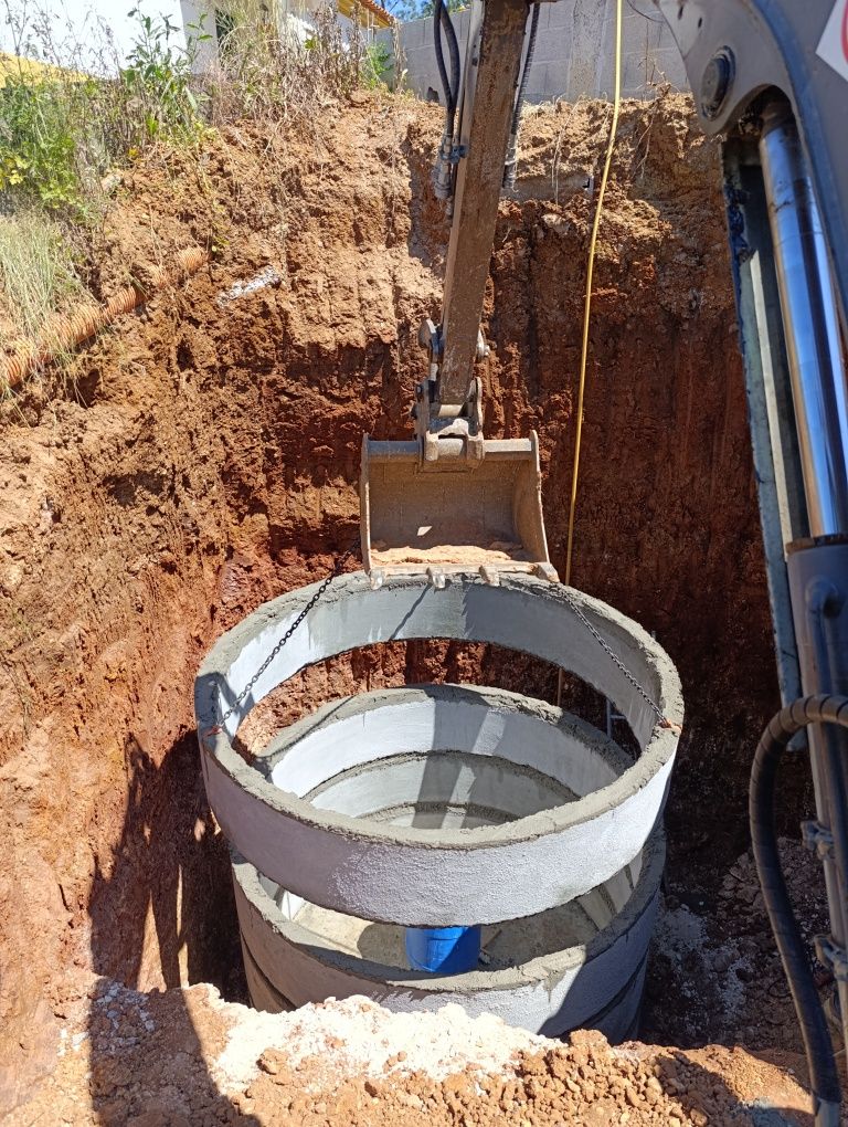Trabalho de Mini Giratória e Camião Entre Outros