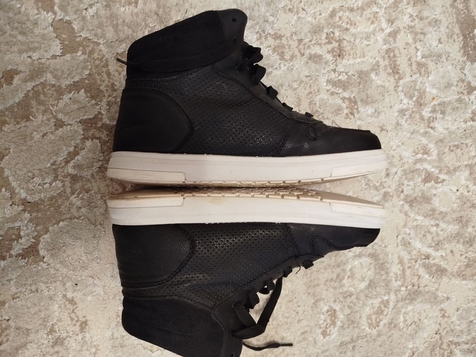 Кросівки хайтопи.