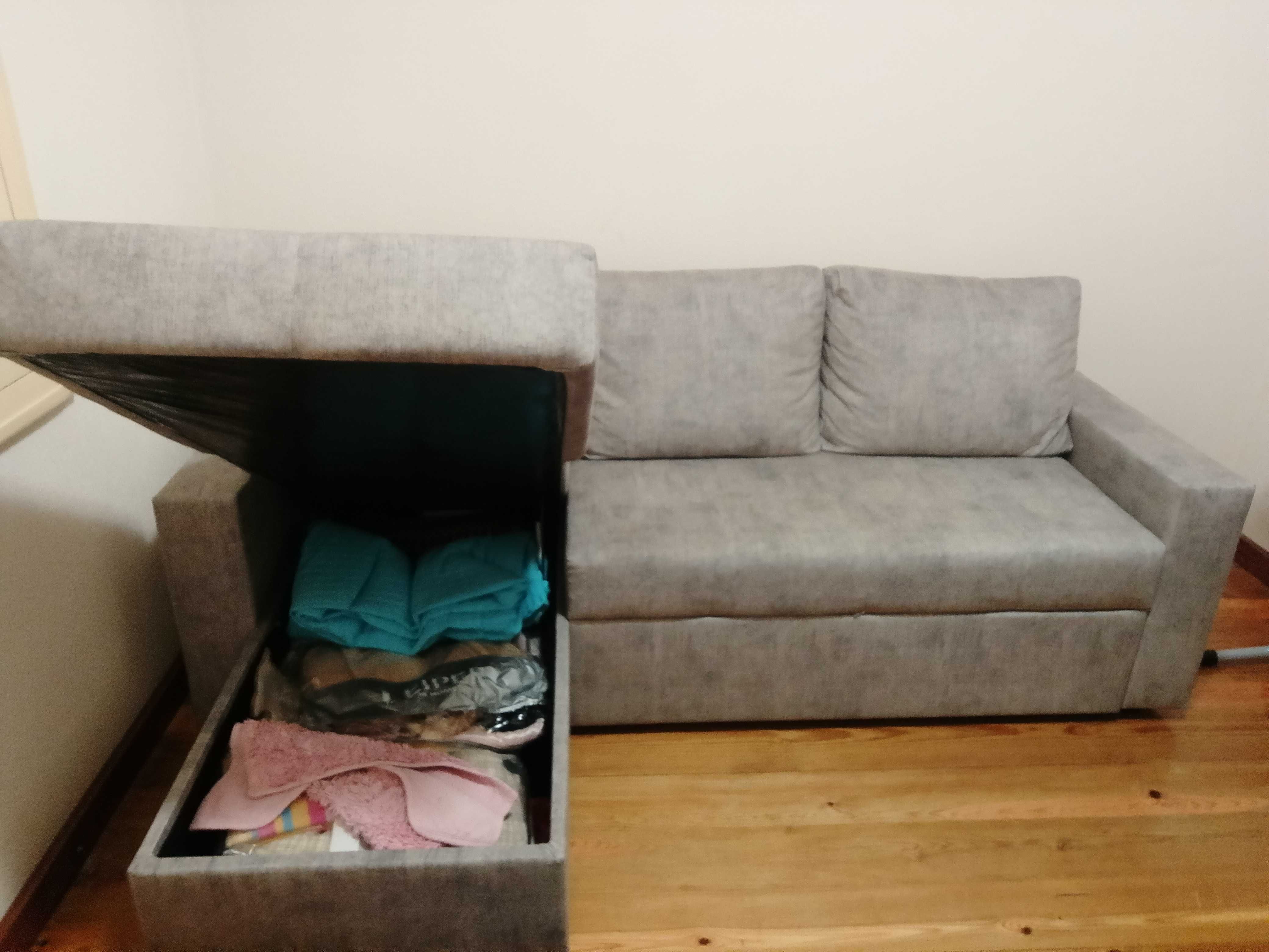 Sofá 2L com chaise longue reversível e cama.