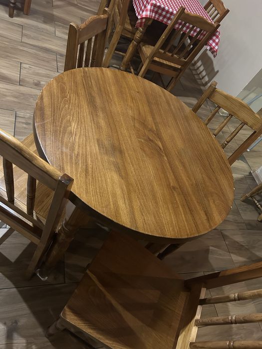 Stoliki drewniane i krzesla do restauracji