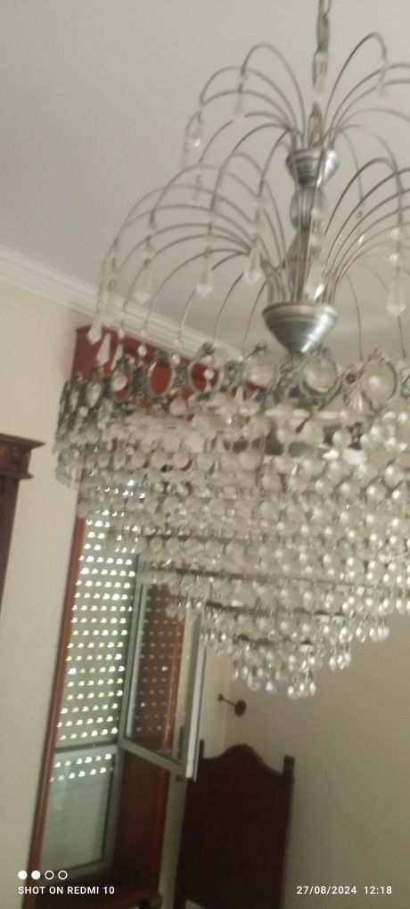 Dois lustres de cristal iguais