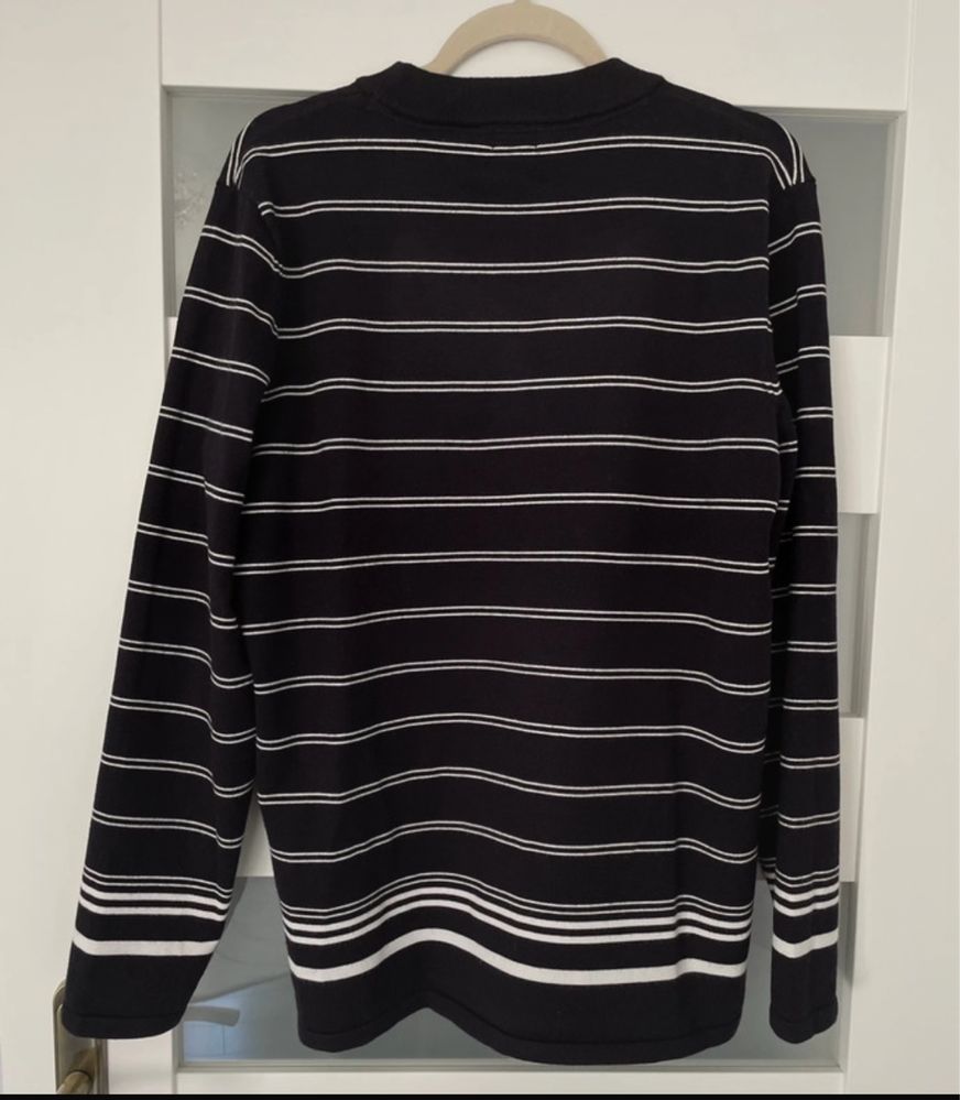 Czarny miękki sweter w paski