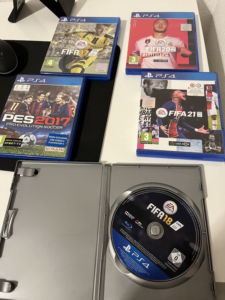 Vendo ps4 com dois comandos e todos os jogos que tenho .