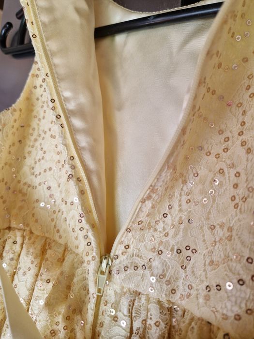 Плаття в паєтках з двома вшитими під'юбниками. 6-8 років