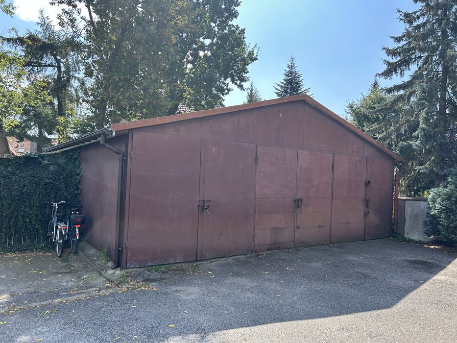 Samodzielny strzezony garaz