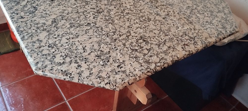 Mesa de cozinha em granito