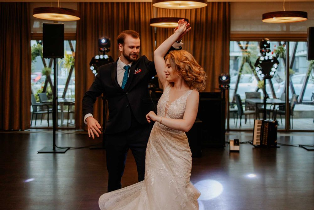 Błyszcząca suknia ślubna rybka syrenka Anna Sposa petite niski wzrost