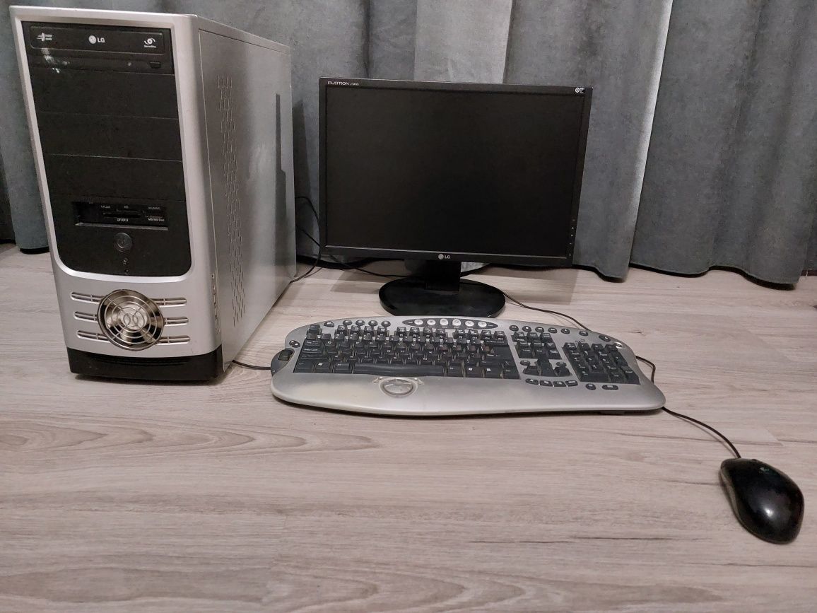 Комп'ютер,  моніторLG ,  системний блок  ,клавіатура , мишка .
