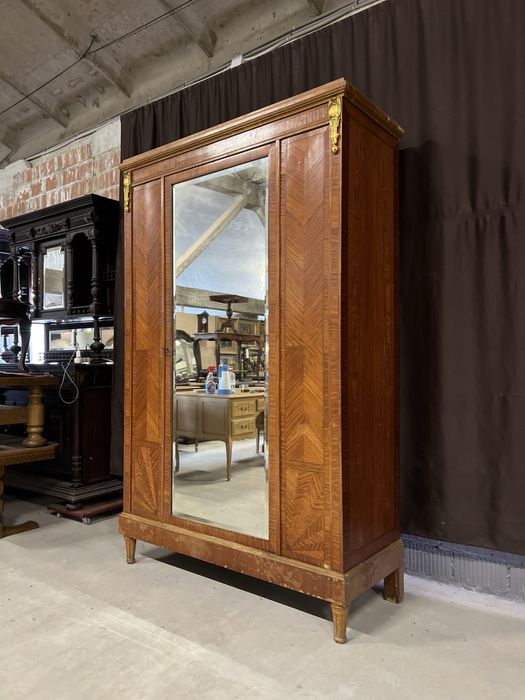 Витончена антикварна шафа з дзеркалом у стилі Людовика XVI.