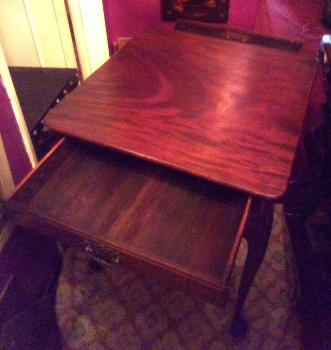 Mesa antiga em mogno (possiv), comp 62cm x 62cm x alt 73,5 cm.