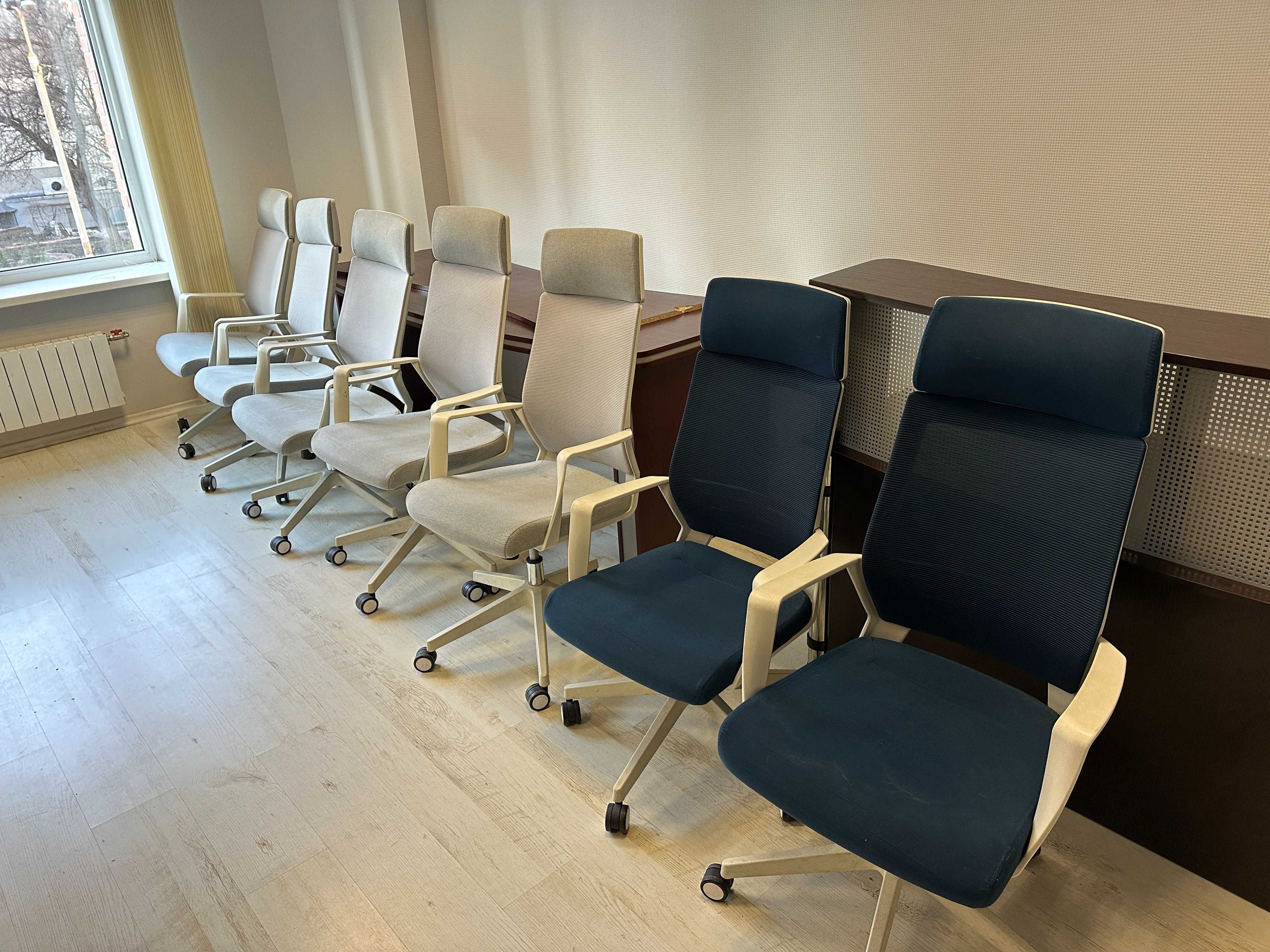Офісне крісло стілець з підлокітниками